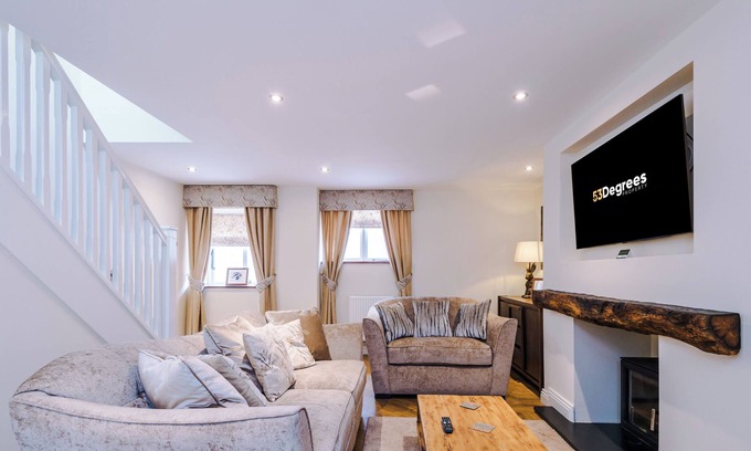 Beeston House | Luxury Retreat under Beeston Castle | 53 Degrees Property | Sleeps 2