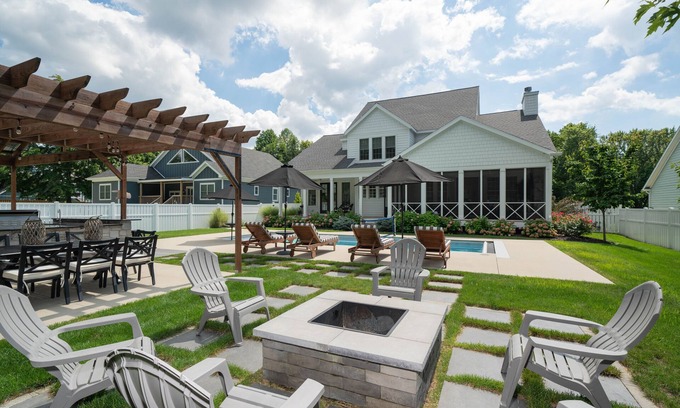 West Wing Estates House | Luxury Retreat w/Pool, Hot Tub, Outdoor Kitchen & Fire Pit