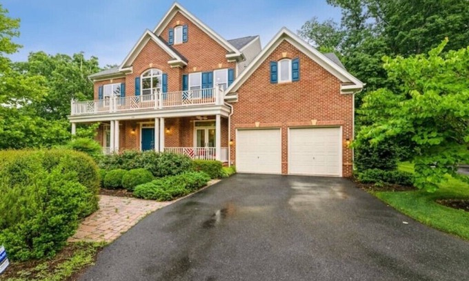 Leesburg House | Luxury Retreat with Family Feel: Perfect Getaway!nn