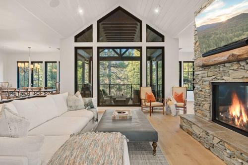 Upper Moonridge House | Luxury Ridgecrest Resort 4BR