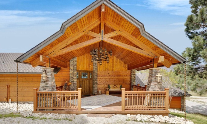 Grantsdale Cabin | Luxury River Front Property