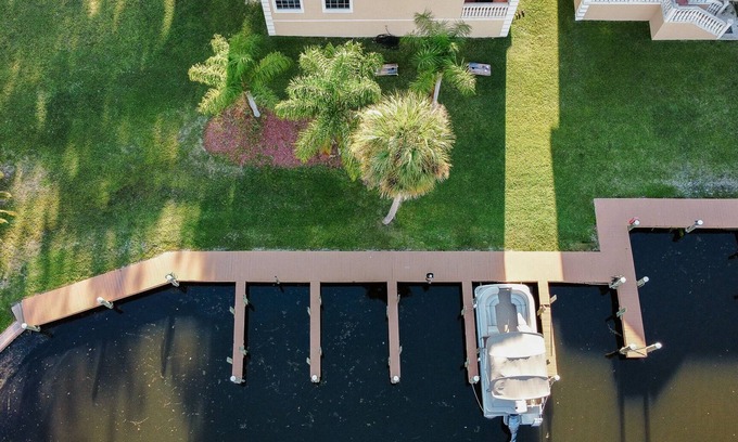 Homosassa House | Luxury River Home w/boat ramp, dock, parking, EV Charger, Kayak & golf cart.