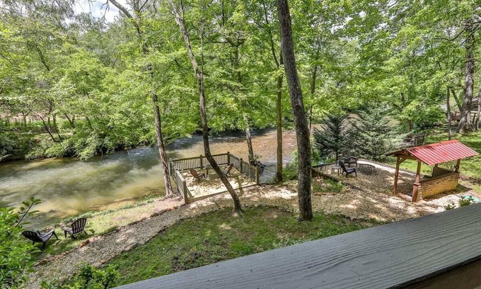 Ellijay Cabin | Luxury River Oasis -3 Master Suites - 3 Fireplaces Hot Tub! 195/Night