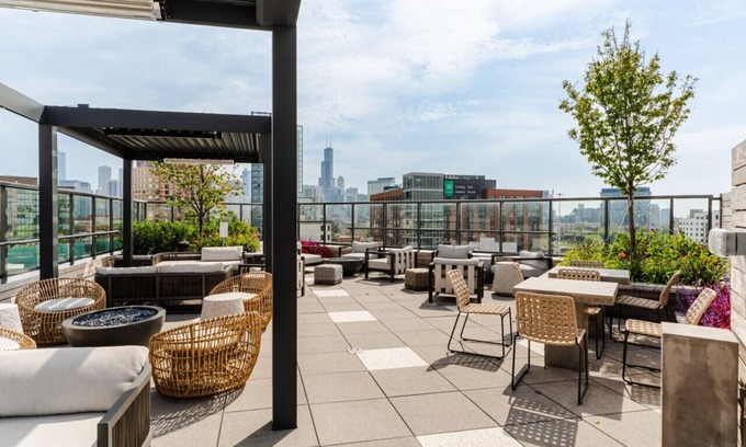 Pulaski Park Apartment | Luxury River West High-Rise N6 Gym+Rooftop+Skyline