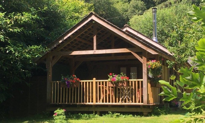 Liskeard Cabin | Luxury riverside lodge with covered terrace