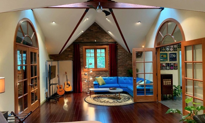Surrey House | Luxury Rock & Roll Retreat