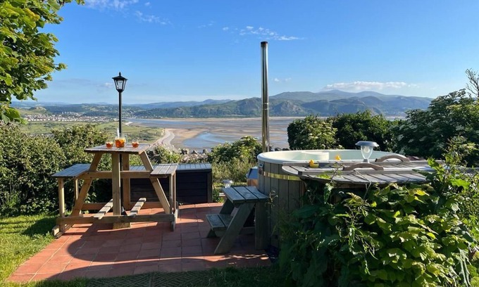Llandudno Cabin | Luxury romantic escape just for two with stunning views, BBQ Hut and Hot tub