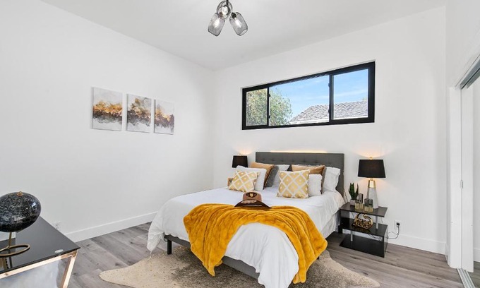 Baldwin Hills House | Luxury Room in Luxury Villa in Los Angeles with DTLA City & Pacific Ocean Views