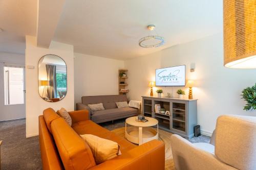 Roundhay House | Luxury Roundhay 3 Bed with Sofa Bed Tropical World