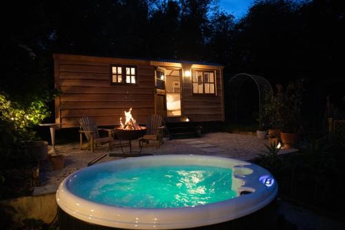 Belluton Ski Chalet | Luxury, rural Shepherds Hut with hot tub nr Bath