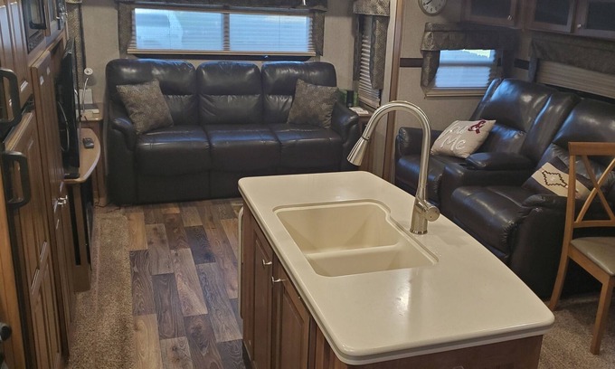 Cleveland House | LUXURY RV in quiet area close to I-75 and Lee University