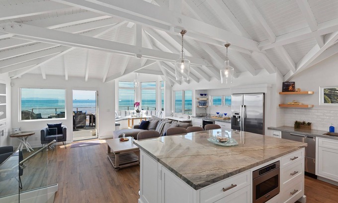 Carpinteria House | Luxury Sandcastle Beachfront! Sleeps 8 - Walk Everywhere!