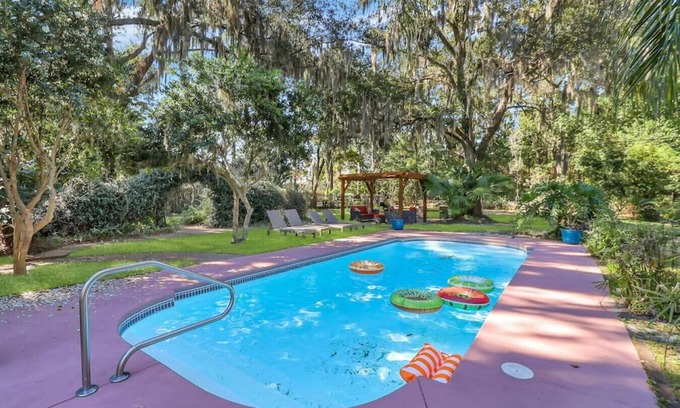 Savannah House | Luxury Savannah Retreat (Heated Pool+Pet Friendly)