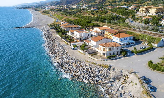Bonifati Apartment | Luxury Sea Front Apartment with Large Terrace - Le Casette Sul Mare B&B
