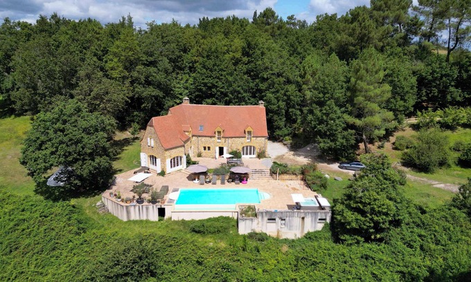 Beynac-et-Cazenac Villa | Luxury secluded chateau with pool and hot tub