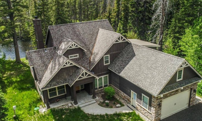 Donnelly Cabin | Luxury Shoreline Cabin Overlooking Lake Cascade