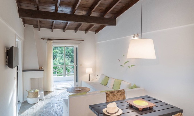 Kanapitsa Villa | Luxury Skiathos Villa | Holiday Deluxe 1 Bedroom | Vromolimnos