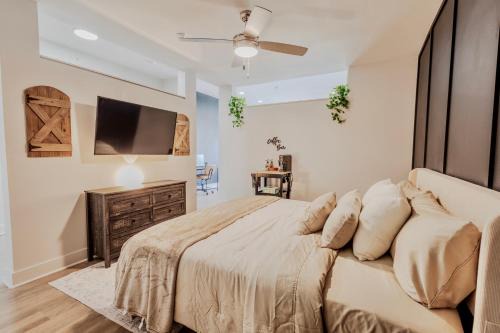 Deep Ellum Apartment | Luxury Skyline Escape, Sauna, King Bed, DT View