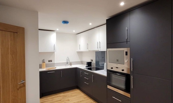 Wainscot Apartment | Luxury Spacious 1 Bed Flat In Rochester Strood In Central Location