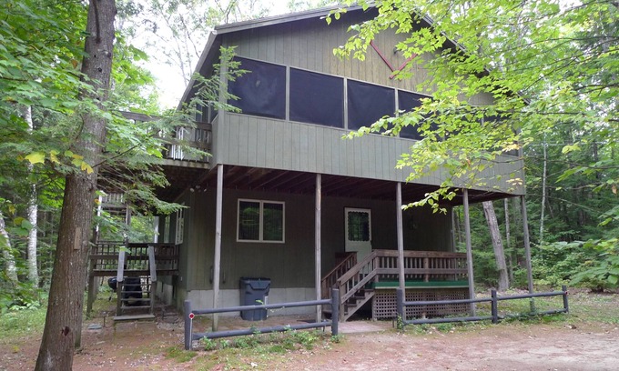 Bridgton Ski Chalet | Luxury, Spacious, 4 BR Chalet, 1 Minute walk to beach, lakefront, pools, skiing