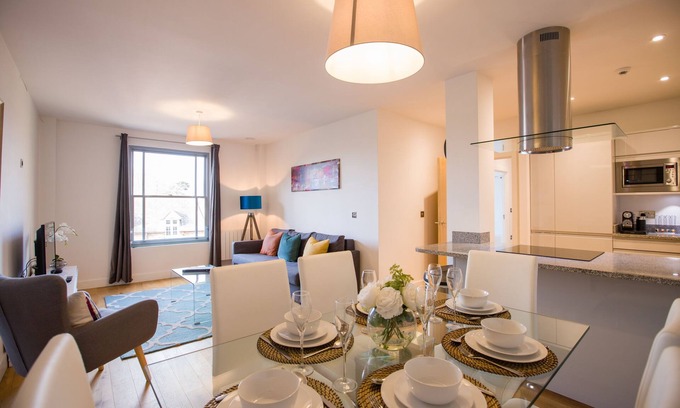 Windsor Apartment | Luxury spacious apartment, secure parking just 8 minutes walk to Windsor Castle