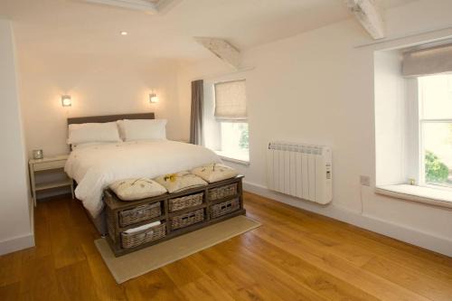 Calstock House | Luxury Spacious Cottage with River Views
