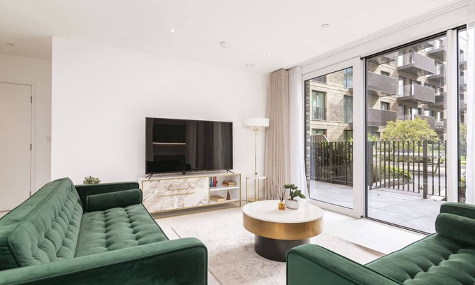 Stepney Green Apartment | Luxury Spacious Flat With Communal Gardens Parking