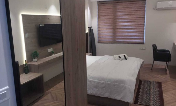 Jaypee Greens Apartment | Luxury spacious rooms in central city opp. metro station 5 min from Pari Chowk