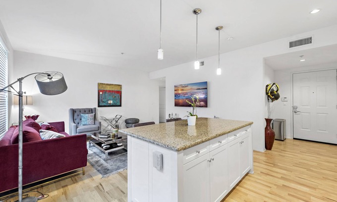 Airport Area Apartment | Luxury Spectrum Apartment with Pool & Spa, Gym
