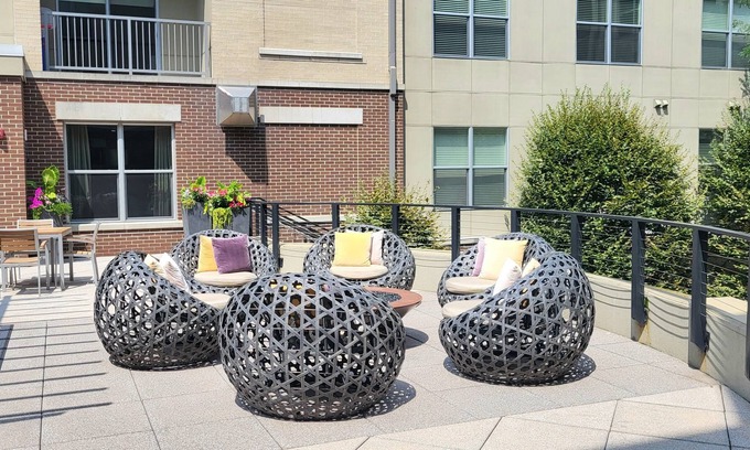 Del Ray Apartment | Luxury Studio ~ Min to New Metro/OldTown/DC/DCA/Free Garage Parking/Wifi/Pool