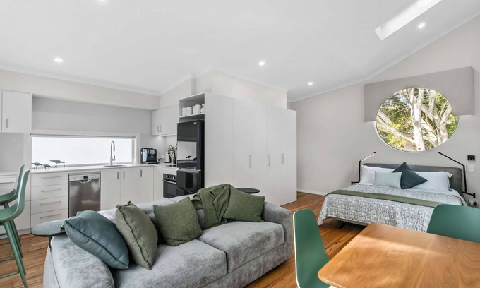 Nedlands Apartment | Luxury studio set in the trees, close to hospitals, Uni, and Cat buses