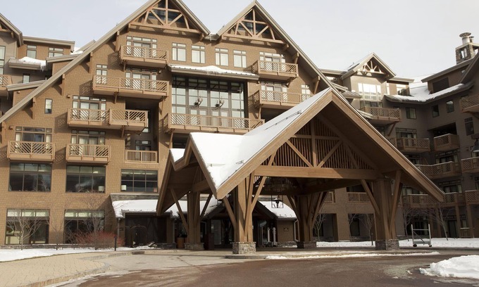 Stowe Area Condo | Luxury Studio Ski in -Ski out Mnt Mansfield Views, Mountain Golf Course Access