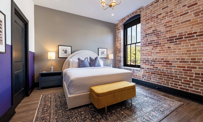 Central Business District Hotel | Luxury Suite | Rooftop Pool | Walk-French Qtr