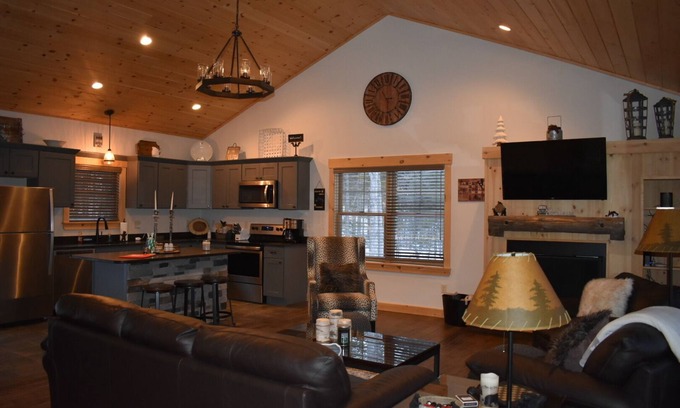 Sunday River Area House | Luxury Sunday River Ski House - 4BR Mountain Retreat - 10 Min to Slopes