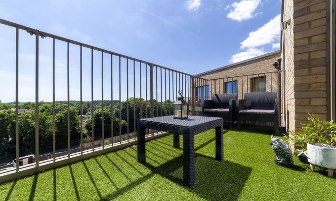 Yiewsley Apartment | Luxury Sunset 2 Bed Apartment - 10min from London Heathrow Airport