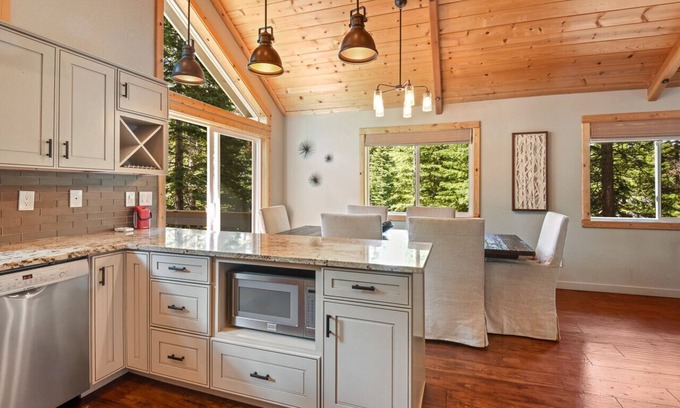 Kingswood Estates House | Luxury Tahoe Chalet | Minutes to Dining