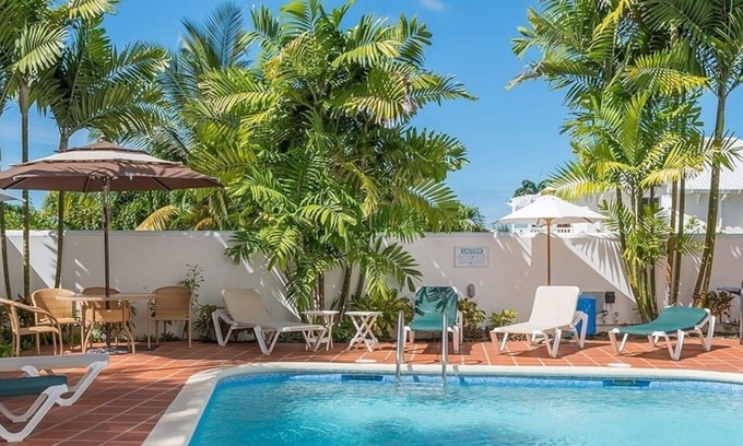Gibbes Apartment | Luxury Three Bedroom Holiday Apartment with Pool