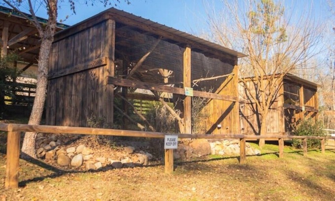 Elgin Other | Luxury Tiny Farmhouse @ Goat Daddy's Farm & Sanctuary - A Couple's Get-a-way!nn