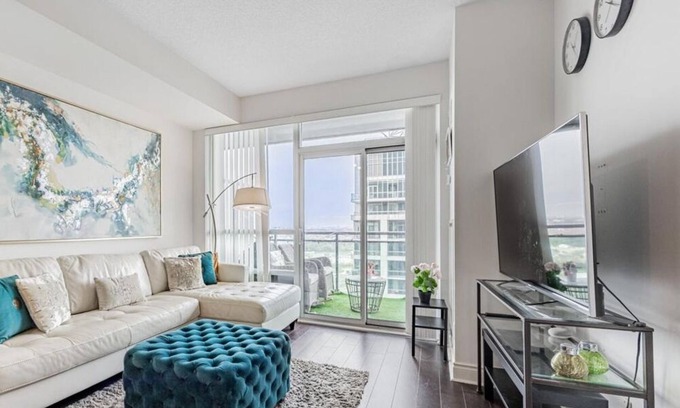 Humber Bay Shores Condo | Luxury Toronto Skyline View Condo | Modern 1 BD | Free Parking & Amenties