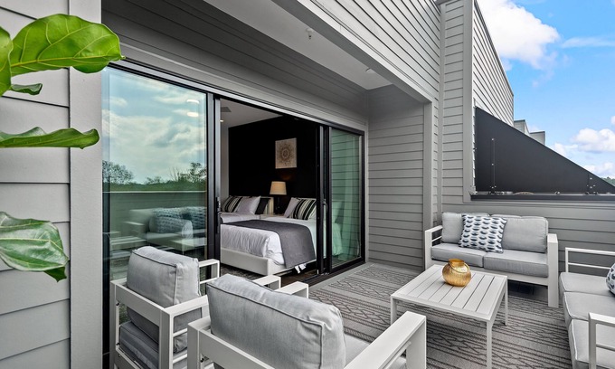 Midtown House | Luxury Townhome/9 BEDS Next to Vandy/Belmont & 2 Miles to Downtown