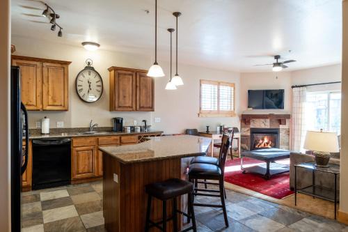 Bear Hollow Village House | Luxury Townhome, Private Balcony, Great Location, 3 Bedrooms