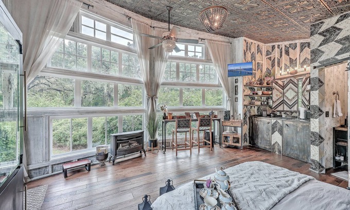 Wadmalaw Island Apartment | Luxury Treehouse. Pets ok,
