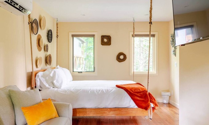 Marshall Cabin | Luxury Treehouse - Poplar Treehouse - Near Asheville - Pet Friendly