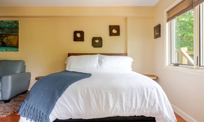 Marshall Cabin | Luxury Treehouse - The Aerie - Near Asheville - Pet Friendly