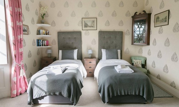 Hexham House | Luxury twin bedroom w ensuite shower room in the wing of private Country House