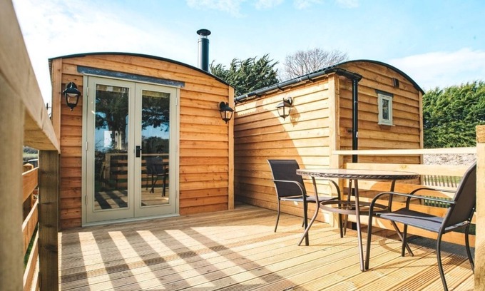 Tywyn Cabin | Luxury Twin Shepherds Hut - Cosy & Romantic