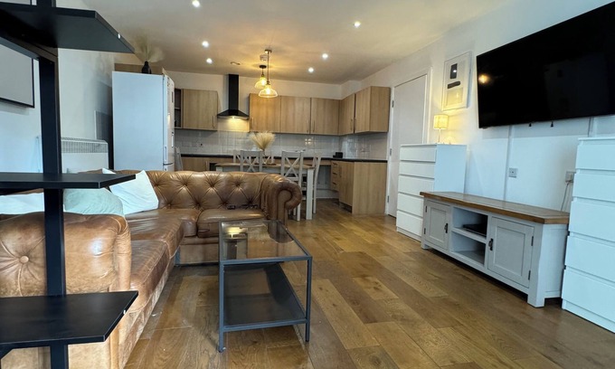 Gascoigne Apartment | Luxury Two Bedroom Apartment With Free Parking