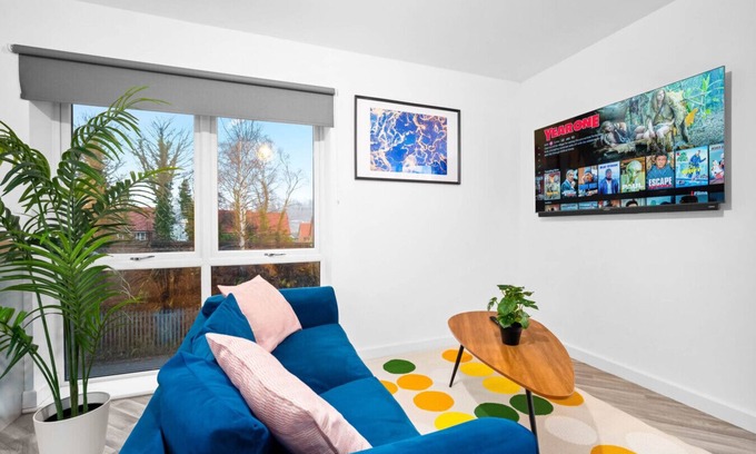 Cradley Heath Apartment | Luxury Two Bedroom Apartment - Parking - Smart TV