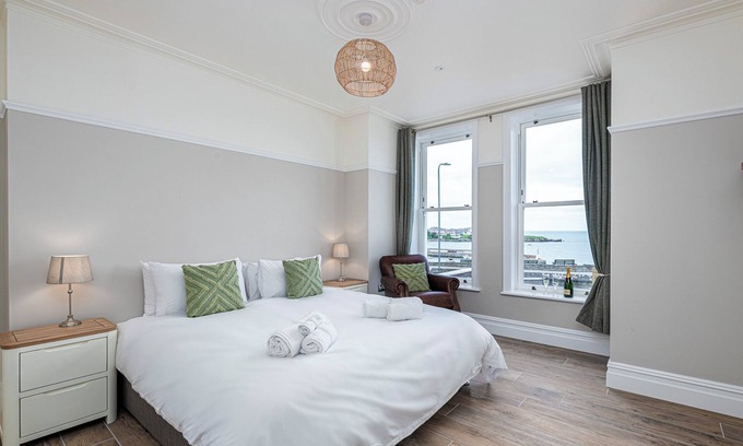 Cemaes Bay House | Luxury Ty Glas Beach House sleeps 22 across 11 ensuite rooms with indoor Swimspa