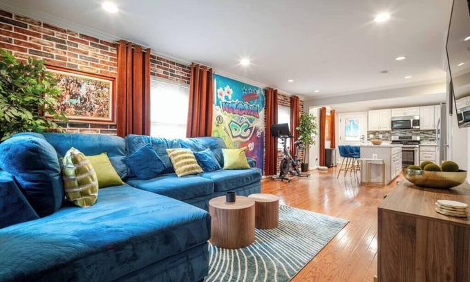 Bellevue House | Luxury Urban Oasis Free Parking Centrally Located!